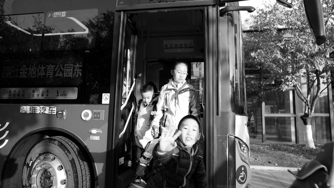 南京通学公交：一年10条线路，252个孩子的上学路，真的变轻松了吗？  第2张