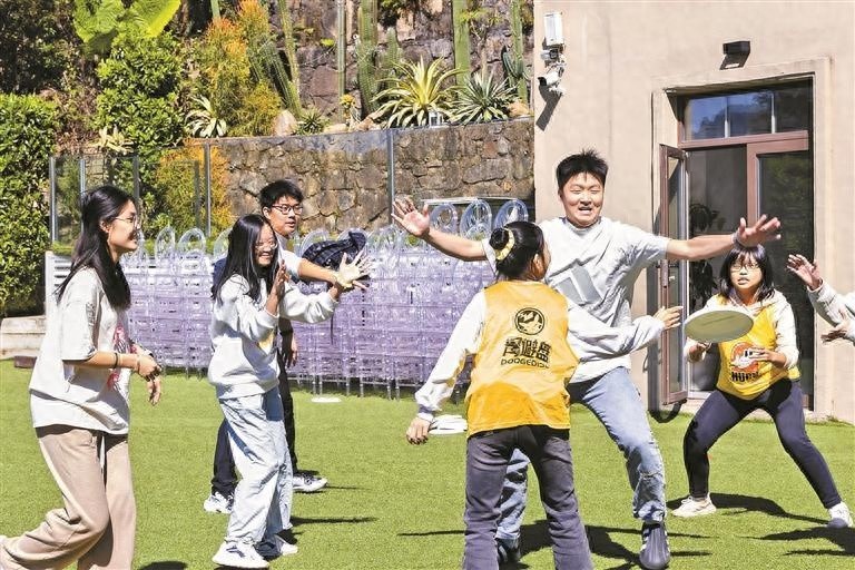 30余名青年盐田区多肉花园激烈飞盘对决，文明婚恋小课堂引爆青年婚恋观大讨论  第1张