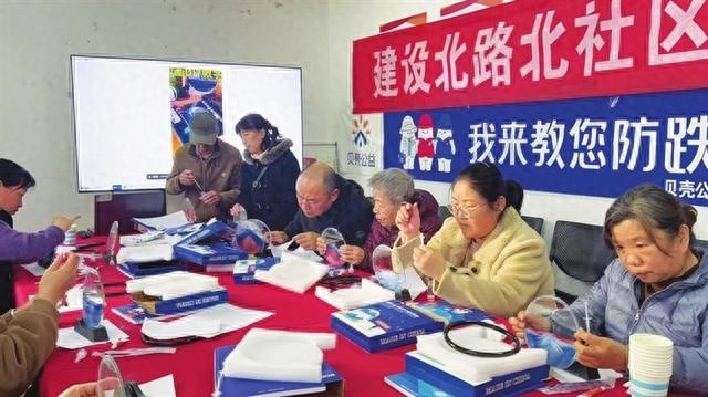 冬季出行安全指南：骨科专家教你如何预防老年人跌倒，保障生活质量  第1张
