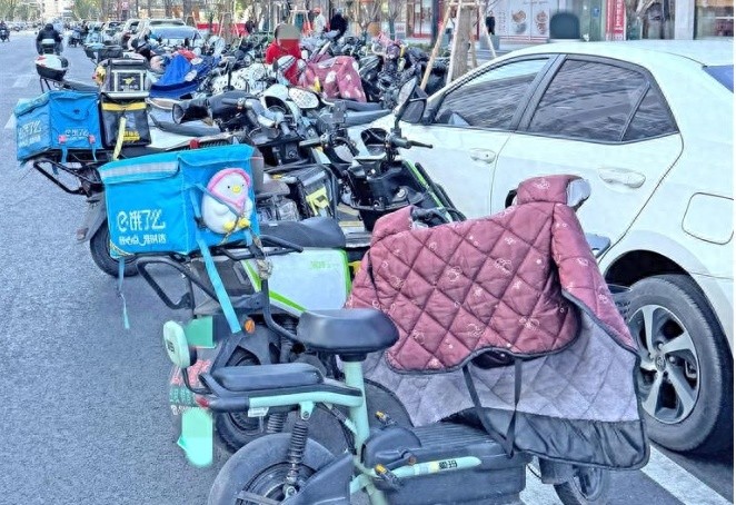 万达广场乱停车现象严重，居民出行受阻，记者实地探访揭秘真相  第1张