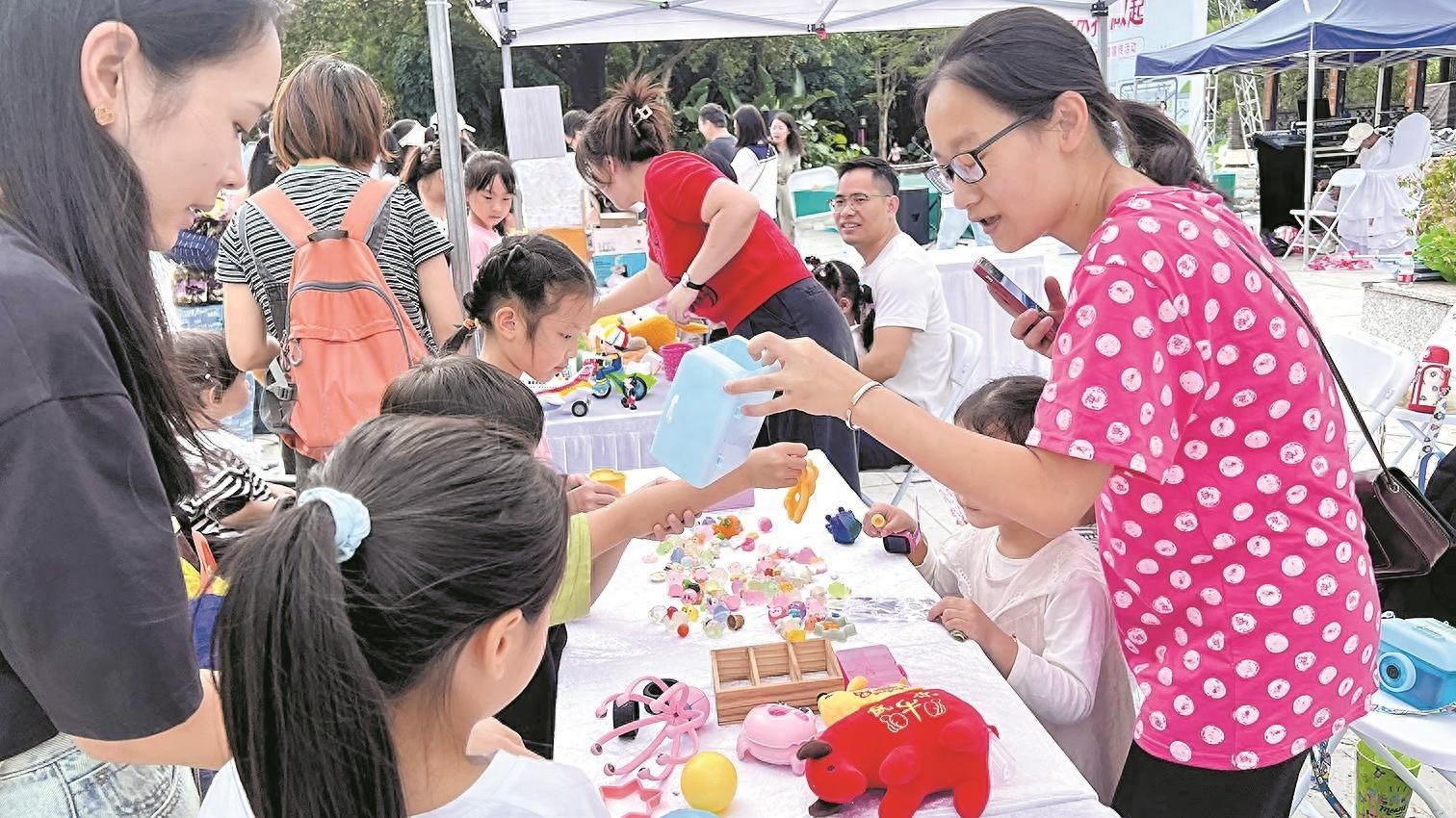 12·5国际志愿者日，深圳观澜街道环保志愿市集火热开启，闲置物品焕发新生  第1张