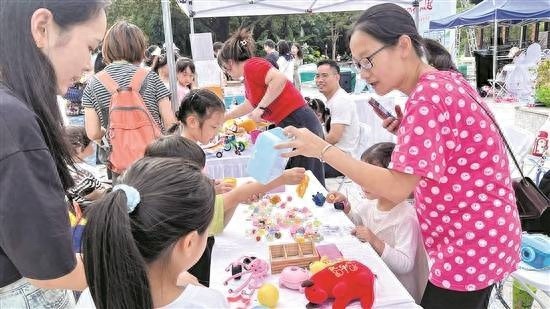 12·5国际志愿者日，深圳观澜居民自发摆摊，闲置物品焕发新生，善款助力公益  第1张