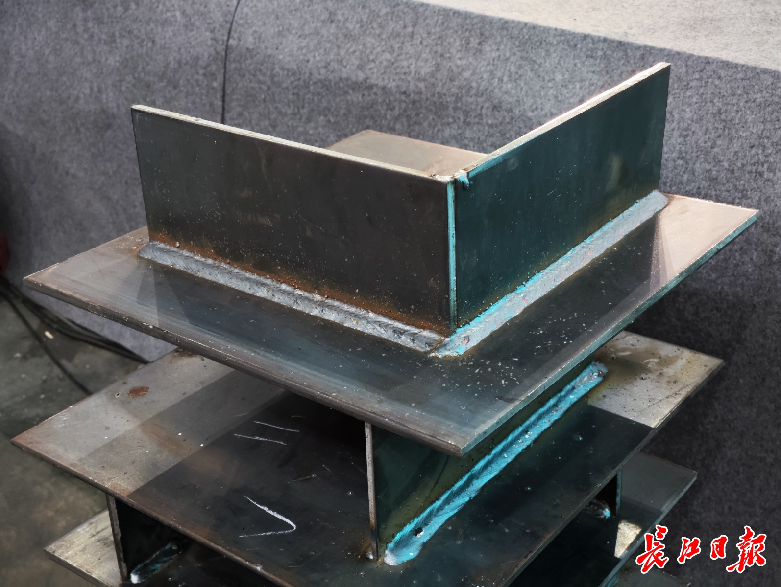 双手持焊枪，她如何用绝技绝活征服钢铁世界？  第2张