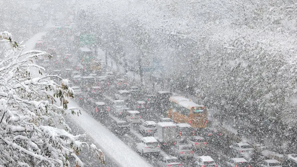 首尔暴雪创纪录！40厘米积雪瘫痪交通，5人死亡，今冬第一场雪为何如此凶猛？
