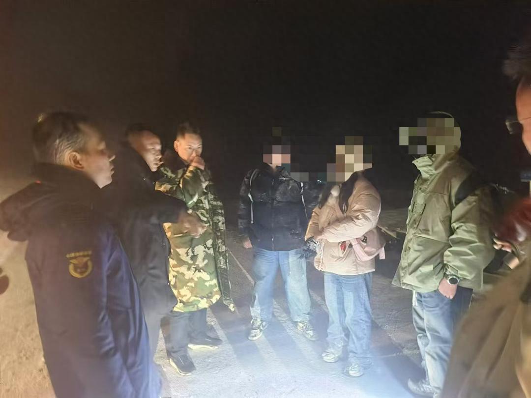 揭秘九顶山惊魂夜：三游客野山探险迷路，10小时生死救援细节曝光  第1张