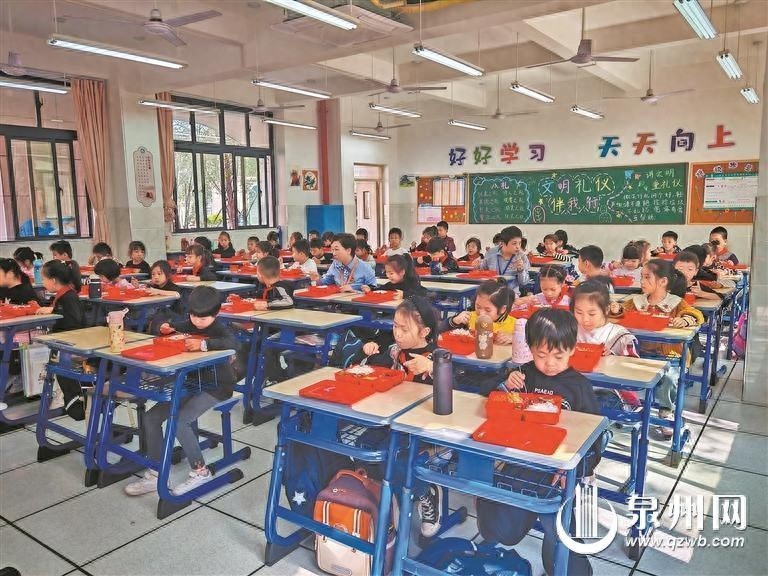 台商投资区校园食品安全大升级！陪餐老师与学生共进餐，后厨大检查曝光  第1张