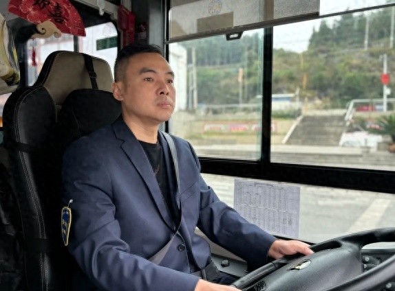 清晨的守护者：45岁公交司机付茫，十年如一日守护乘客安全  第1张