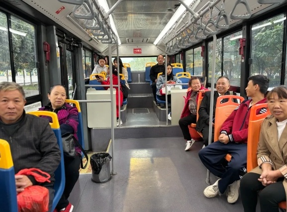 清晨的守护者：45岁公交司机付茫，十年如一日守护乘客安全  第3张