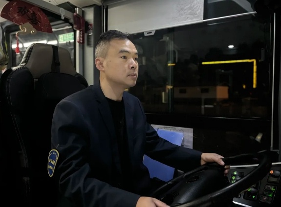 清晨的守护者：45岁公交司机付茫，十年如一日守护乘客安全  第4张