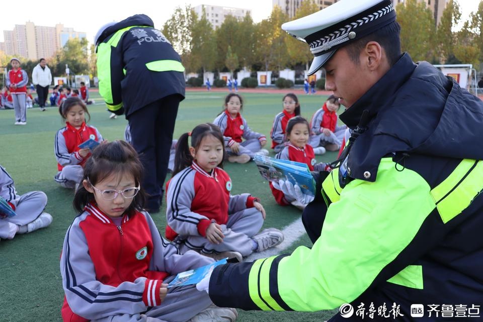 13个122交通安全日，定陶交警携手小学生共创文明交通，你还在等什么？  第3张