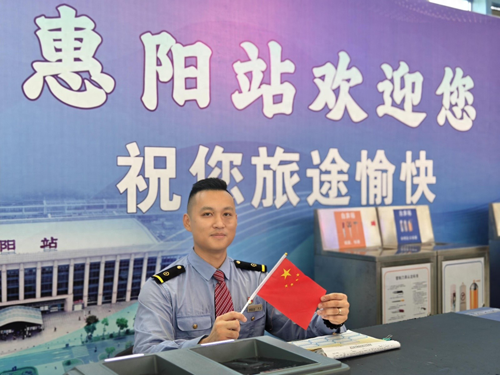 从军营到铁路，钟炜的坚守与奉献：每天清晨的第一缕阳光见证他的责任与担当