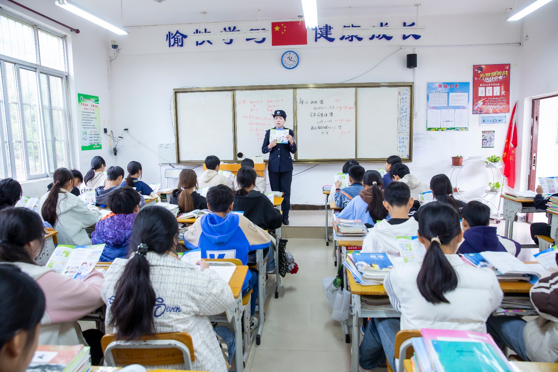 11月27日，田林县八桂中学的禁毒宣传：一场与毒品的生死较量  第4张