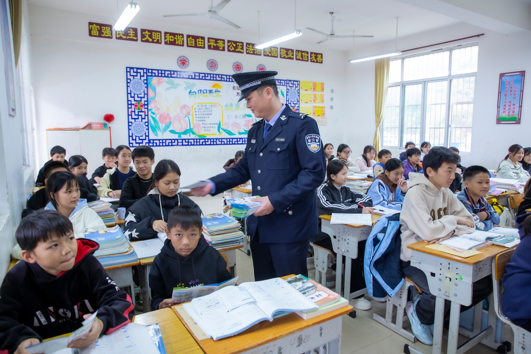 11月27日，田林县八桂中学的禁毒宣传：一场与毒品的生死较量  第5张