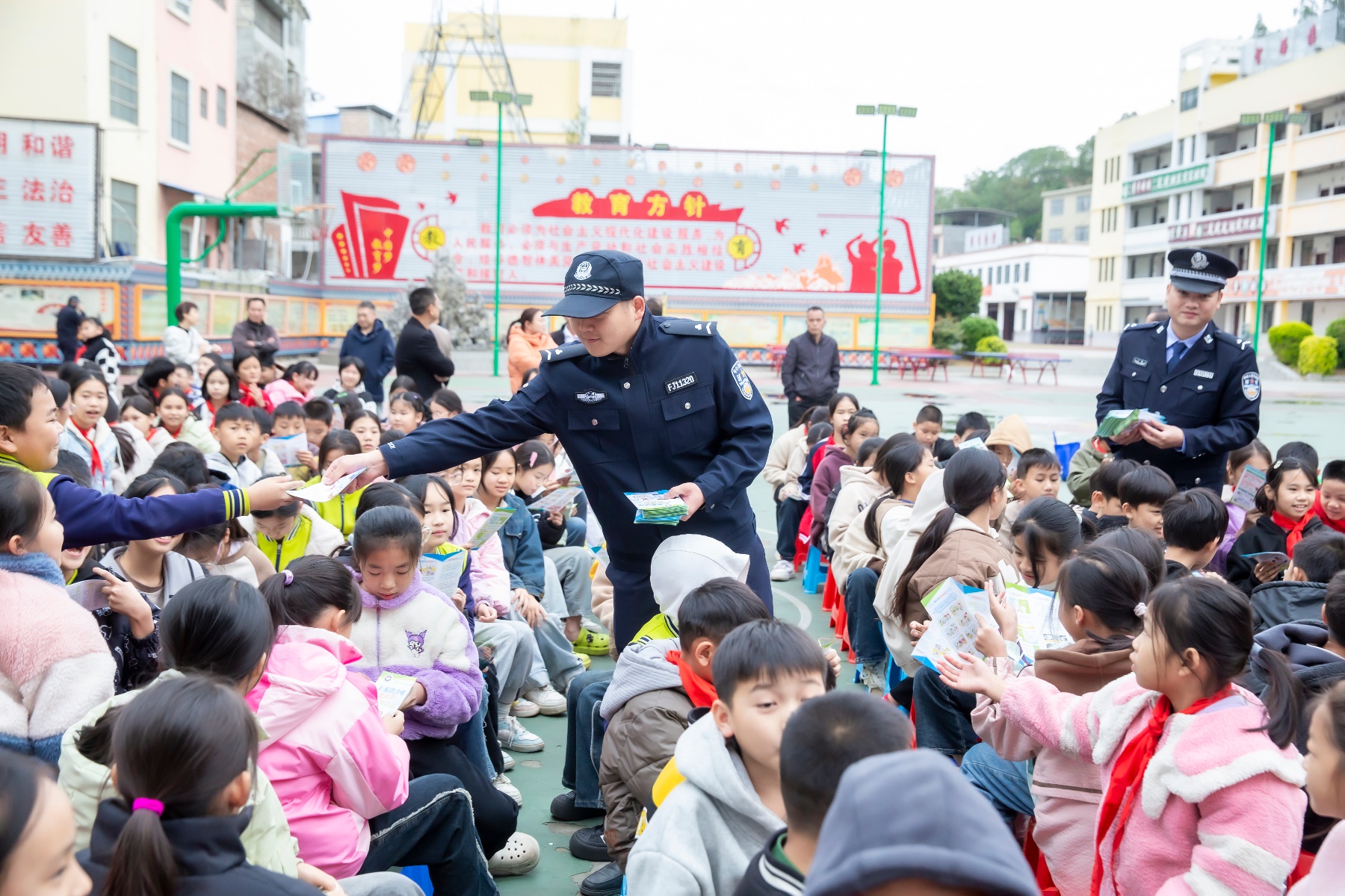 11月27日，田林县八桂中学的禁毒宣传：一场与毒品的生死较量  第7张