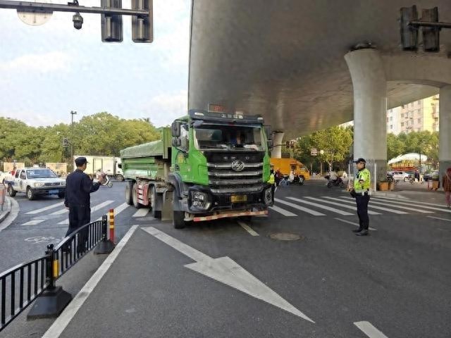 冬季蓝天保卫战：徐汇区凌云路街道综合行政执法队全力出击，守护市民清新生活