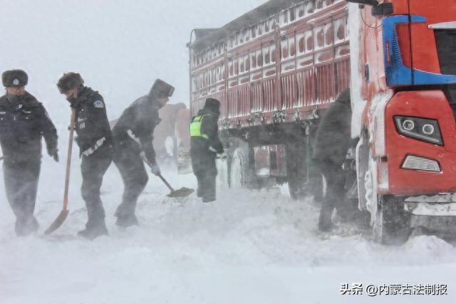 7级大风、白毛风肆虐！包头货车被困1米深雪中，民警紧急救援  第1张