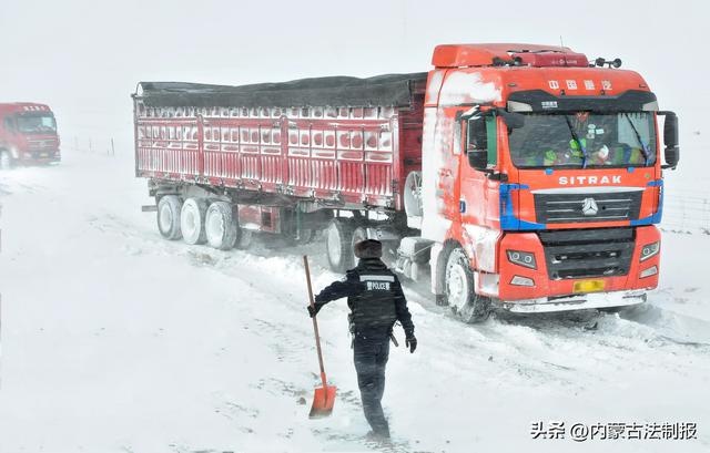 7级大风、白毛风肆虐！包头货车被困1米深雪中，民警紧急救援  第2张