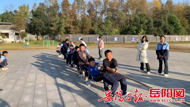 栗山中学拔河比赛：师生齐心，青春飞扬，校园活力爆棚