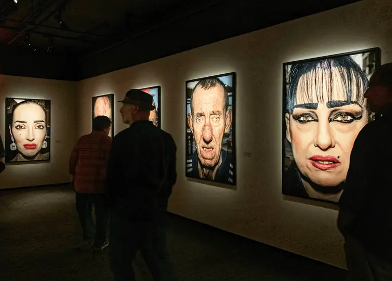 从曼哈顿到纽约：Fotografiska摄影艺术中心的街拍特展，见证时光流转与城市变迁  第3张