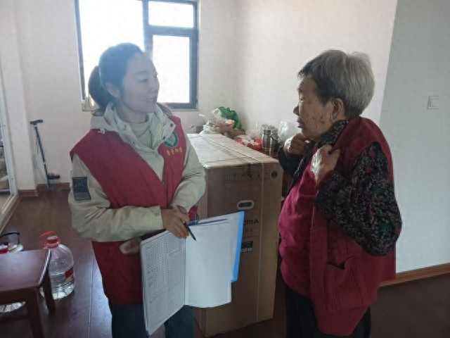 寒冬中的温暖：社区网格员连续多日探访独居老人，传递家的温暖