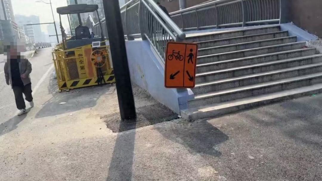 上海江浦路桥改造后，20多级台阶让无障碍人群通行困难，市民呼吁增加无障碍通道  第1张