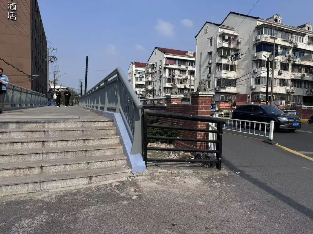 上海江浦路桥改造后，20多级台阶让无障碍人群通行困难，市民呼吁增加无障碍通道  第2张