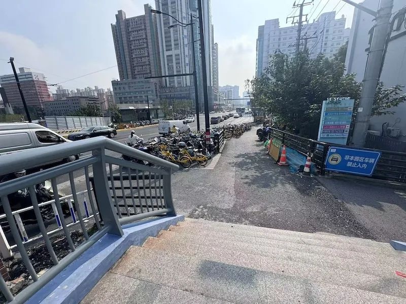 上海江浦路桥改造后，20多级台阶让无障碍人群通行困难，市民呼吁增加无障碍通道  第3张