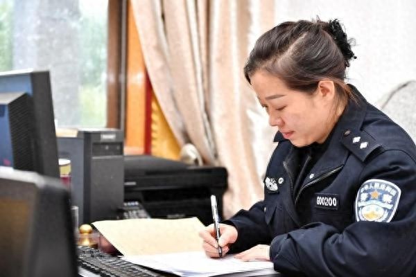 从治安支队到信访科，李玲如何用勤学好问成为业务小能手？  第1张
