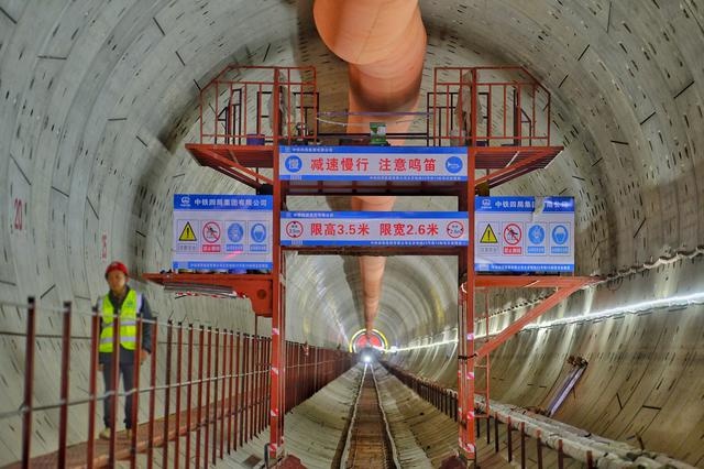 北京地铁22号线惊现智能盾构机，无人驾驶、自动掘进，未来交通新纪元开启  第2张