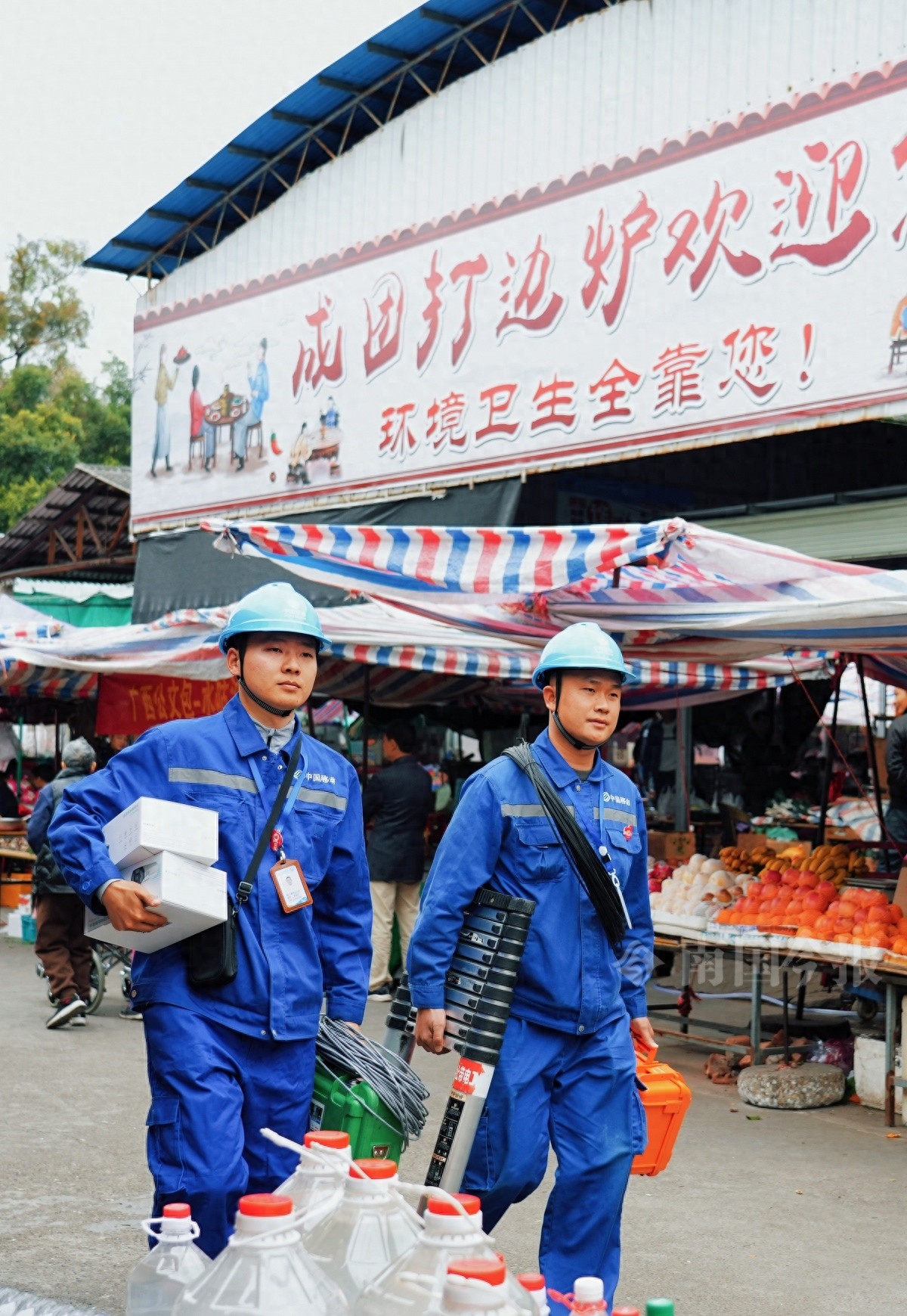 柳州早市打边炉爆火！炭火烤炉、新鲜食材，体验乡村松弛感，网络保障团队紧急扩容  第1张