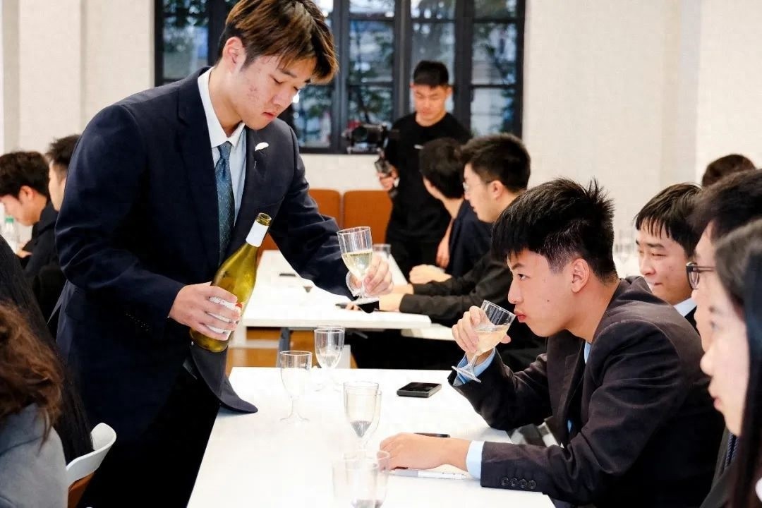 上海商学院开设葡萄酒微专业，学生边品酒边学商业洞察，颠覆传统教育认知  第1张