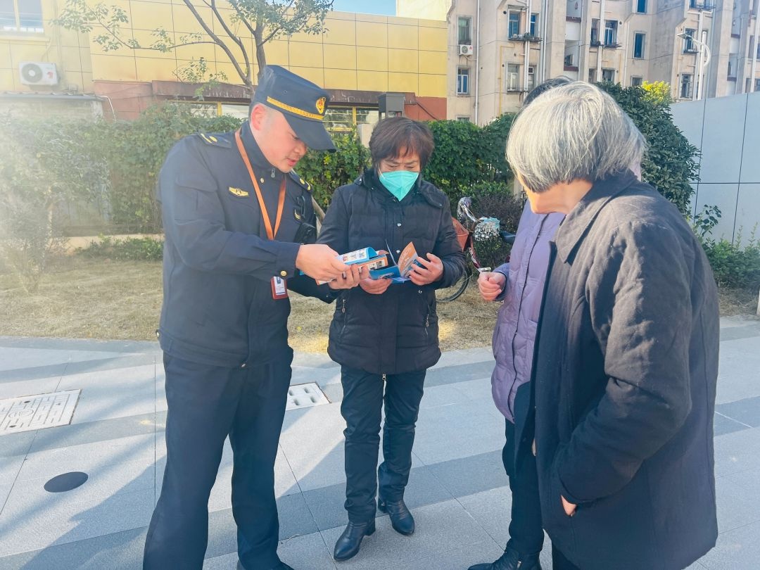 垃圾分类大作战：你真的知道怎么分吗？社区志愿者现场教你，保护环境从我做起  第2张