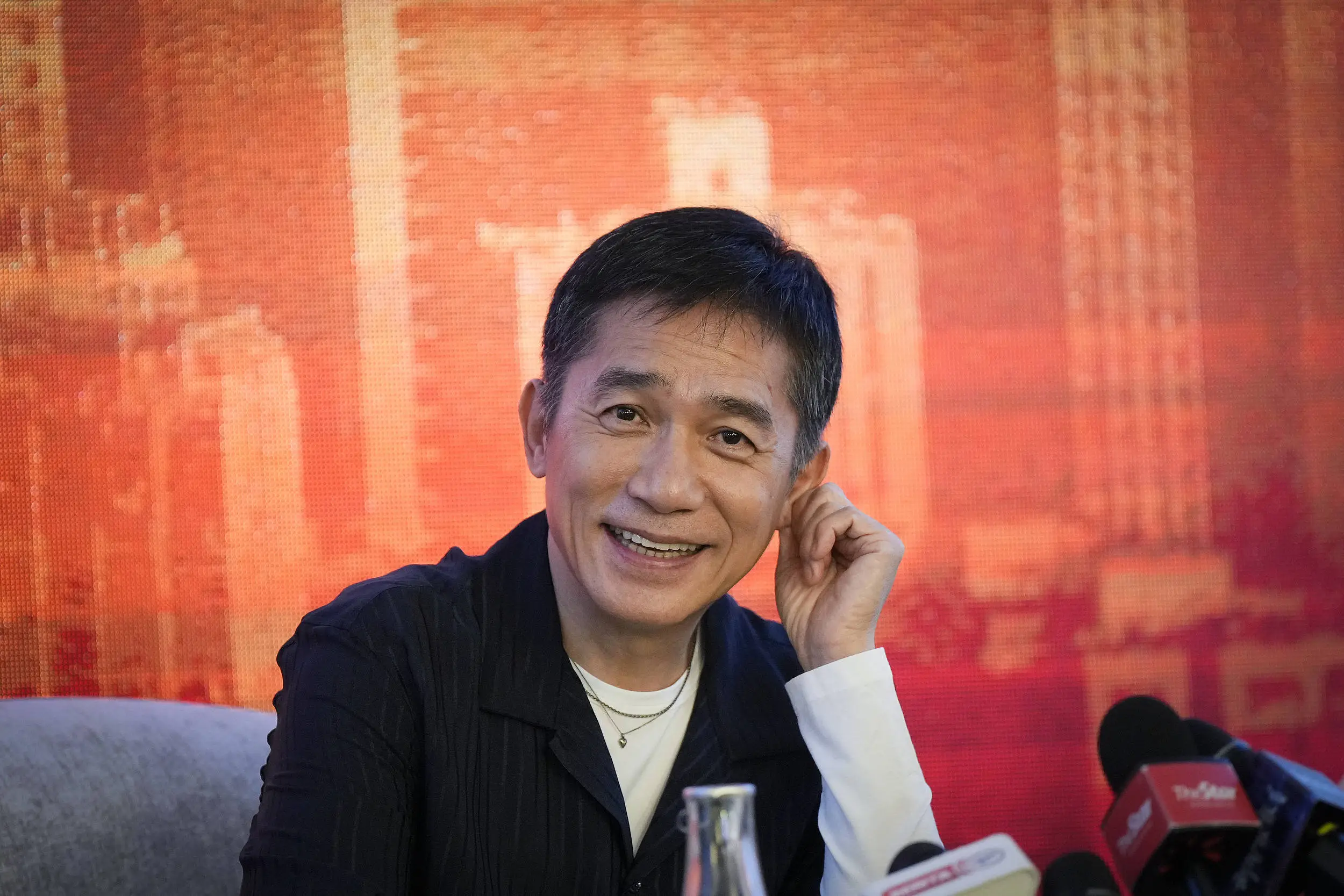 梁朝伟再获殊荣！香港演艺学院荣誉博士，影帝之路再添辉煌