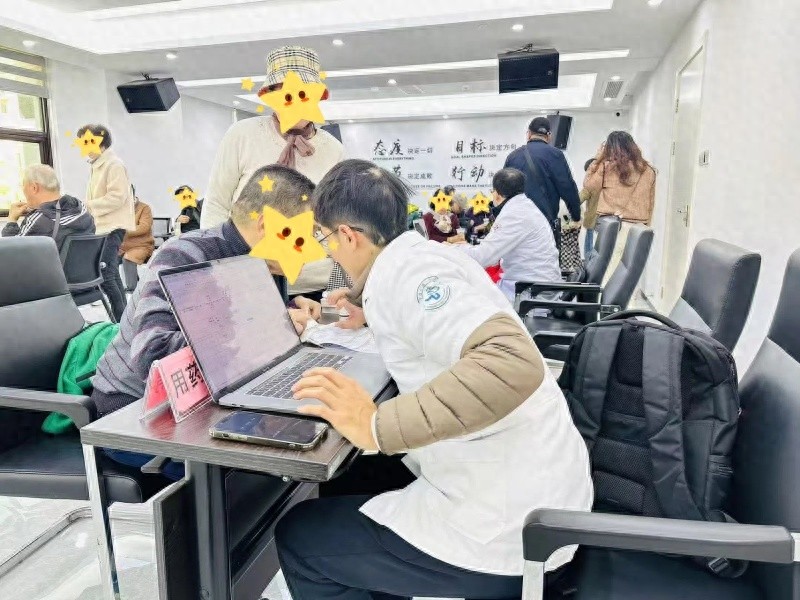 寒冬里的温暖守护：社区携手医院为老人和残疾人提供上门健康服务  第1张