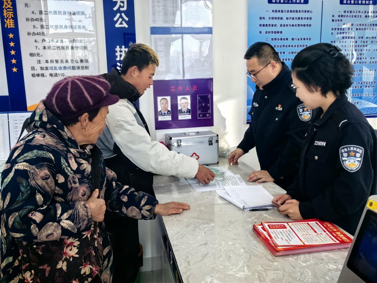 一站式服务让群众少跑腿，凉城县公安局麦胡图派出所打通服务最后一公里  第3张