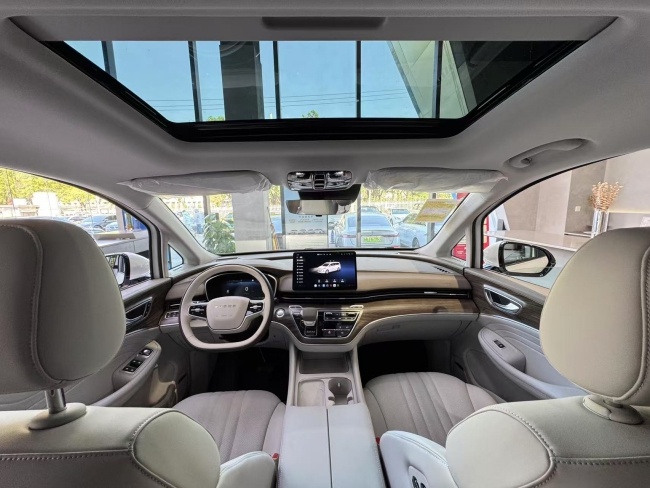 荣威iMAX8 DMH新陆尊：超长续航混动MPV，全家人出行的理想之选  第5张