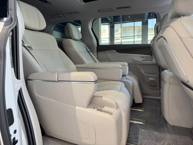 荣威iMAX8 DMH新陆尊：超长续航混动MPV，全家人出行的理想之选  第6张