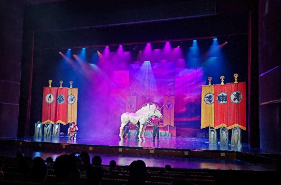 独家揭秘：烟台孤困儿童走进大剧院，亲历龙与神兽震撼表演，感动全场