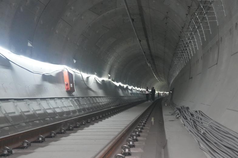 西安地铁15号线实现正线长轨通，最后一组轨道焊接完成，隧道内焊花绚烂绽放  第2张