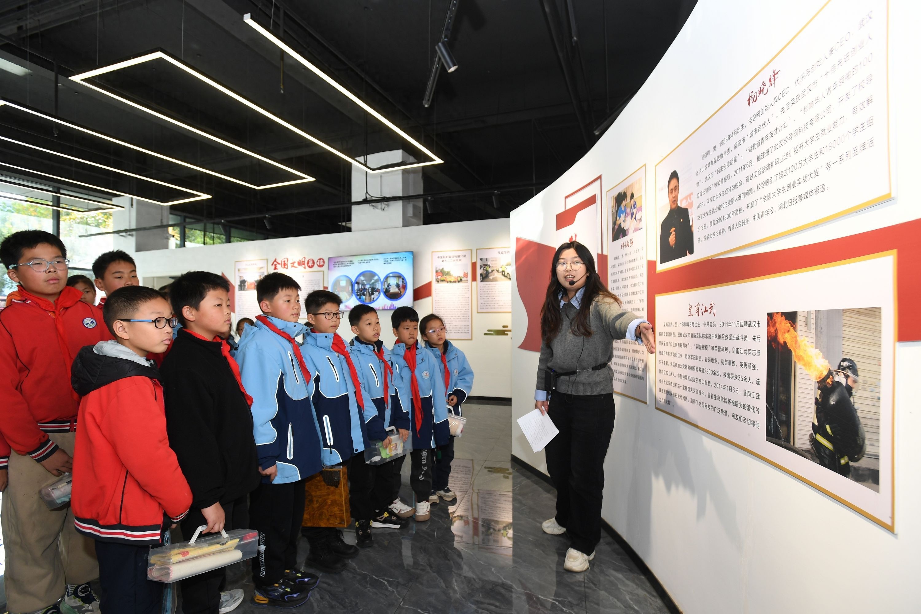 揭秘洪山区新时代文明实践：30名学生亲历‘蚕头雁尾’书法艺术，感受文明建设成果  第1张