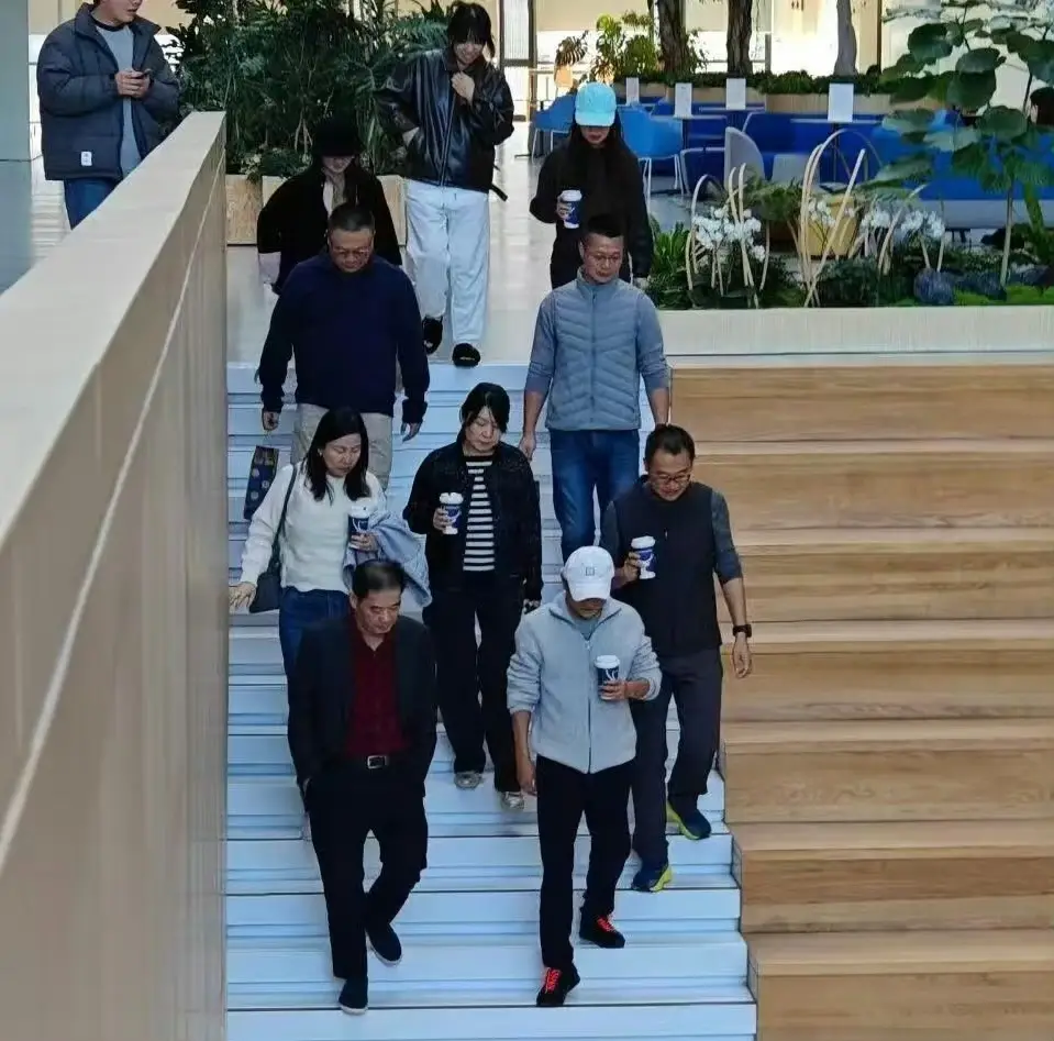 马云现身阿里巴巴总部，休闲装扮引热议，阿里未来走向何方？