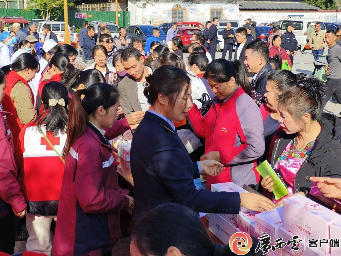 灵川县举办世界艾滋病日主题宣传活动，小品探病引发群众共鸣  第3张