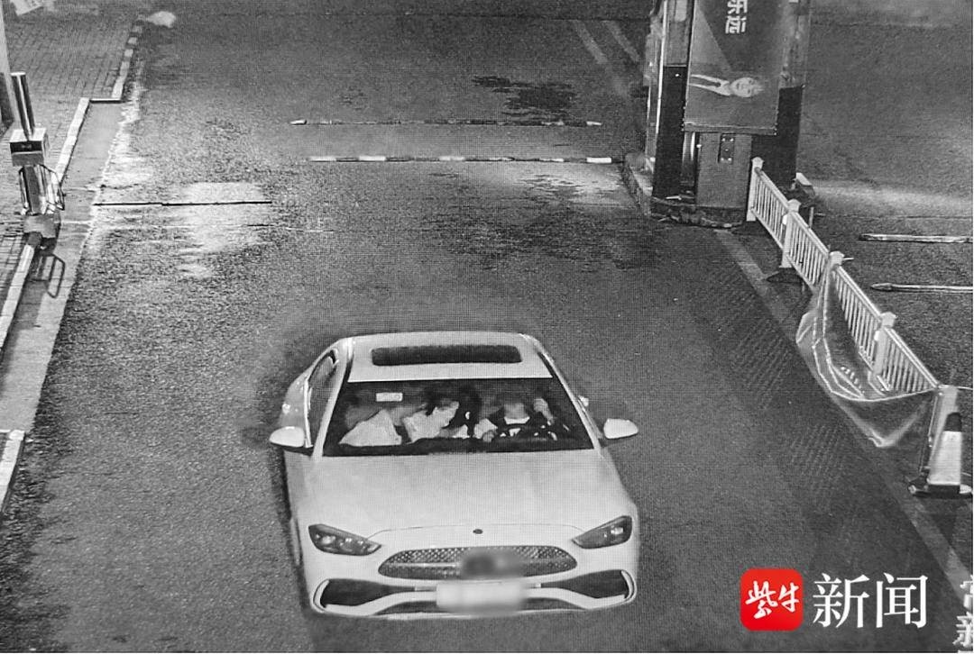 10万元现金车内不翼而飞，拉车门盗窃团伙刚下飞机就被逮住