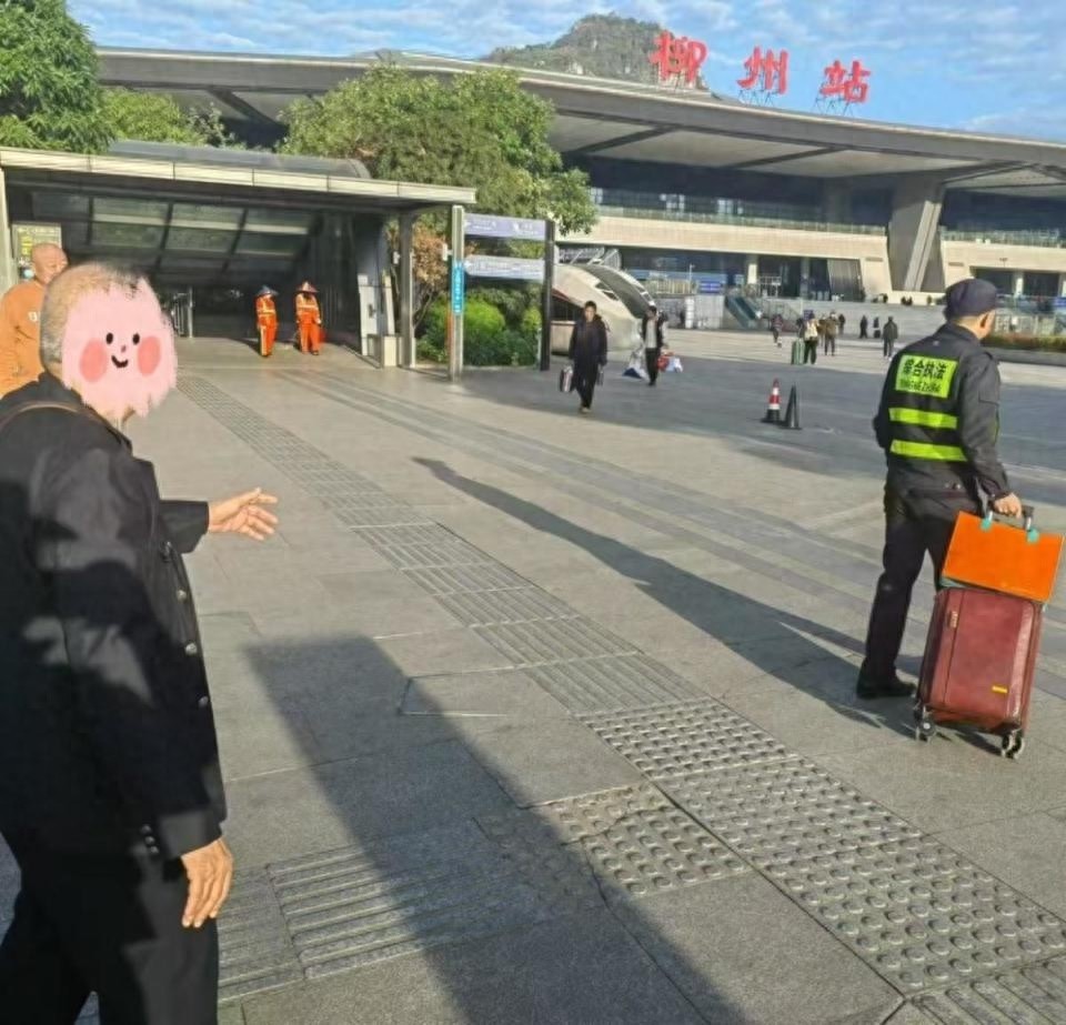 七旬老翁柳州行：热心执法者护送进站，温暖人心的一幕  第1张