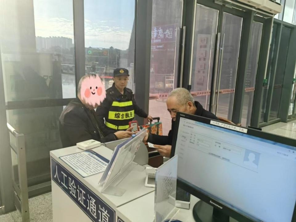 七旬老翁柳州行：热心执法者护送进站，温暖人心的一幕  第3张