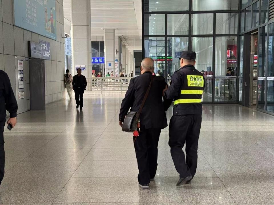 七旬老翁柳州行：热心执法者护送进站，温暖人心的一幕  第4张