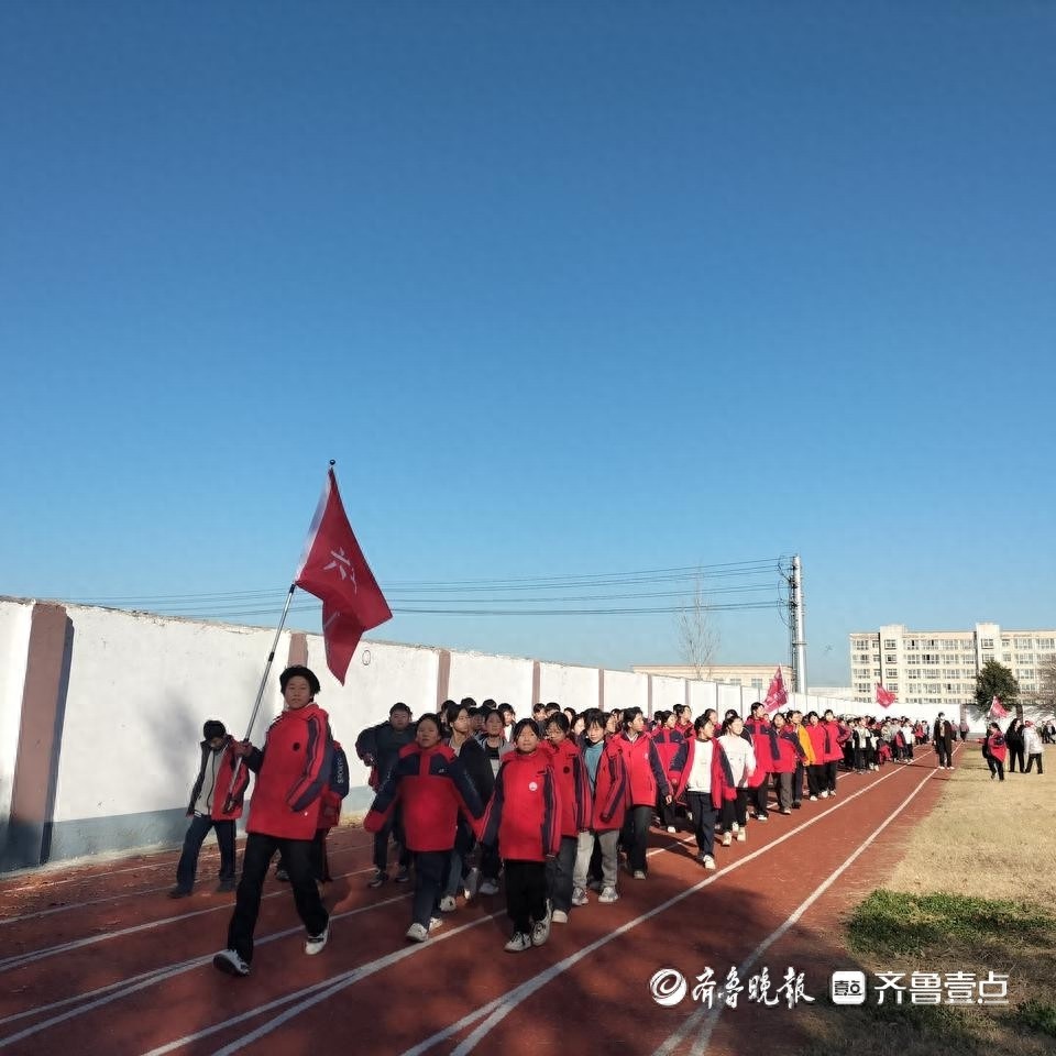 冬季跑操点燃校园热情，师生齐心展现健康阳光风采  第1张