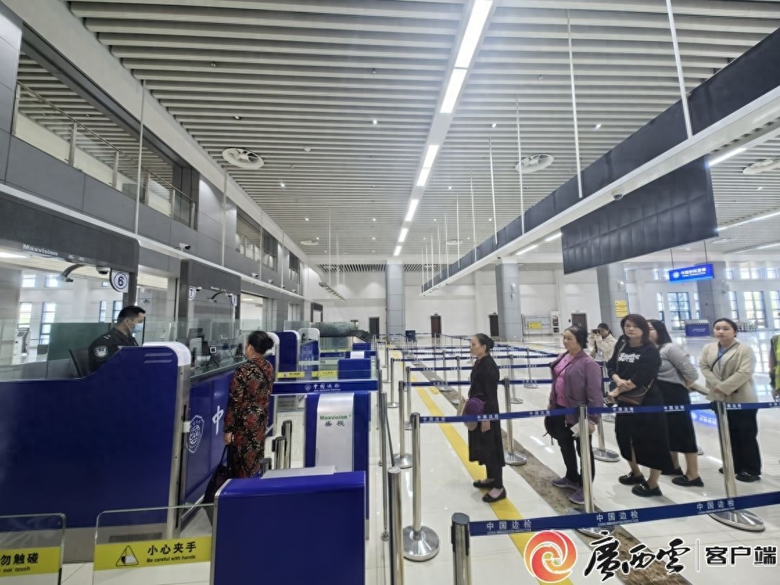 东兴市民体验越南芒街一日游，国际直达客运线路开通带来便捷生活  第1张