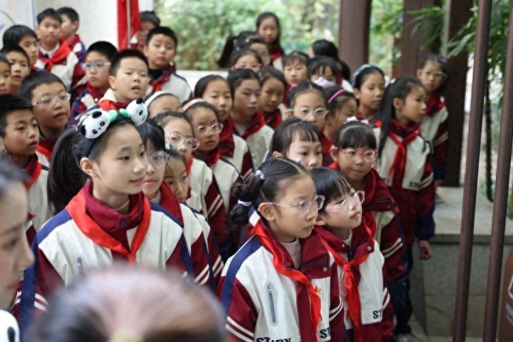 探秘熊猫世界：孩子们的熊猫保护梦，如何与国宝做朋友？