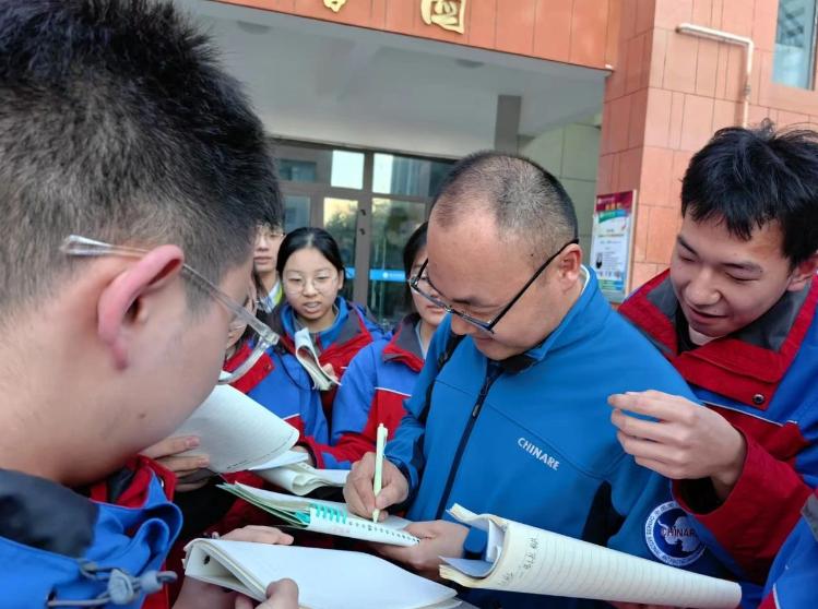 揭秘南极冰盖下的地质奥秘：科考专家亲述探险历程与挑战  第3张
